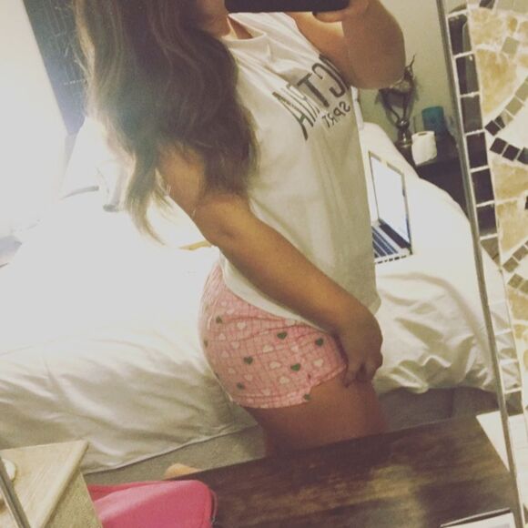 MOVING SALE 🎉 VS PINK mini shorts - Picture 1 of 2